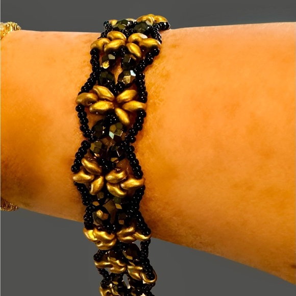 Hand Crafted Jewelry - Beaded bracelet with sparkle and feminine detail heart lobster clasp